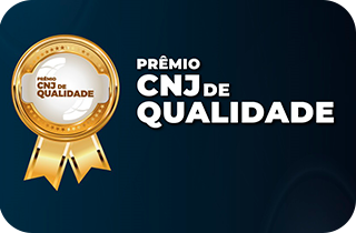 Descrição: Arte na qual vemos um selo do Prêmio CNJ de Qualidade no lado esquerdo da imagem. No lado direito, lemos o nome do prêmio citado, com a fonte na cor branca. O fundo da imagem tem a cor azul marinho bastante escuro. 